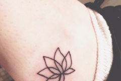 Cute_small_black-contour_lotus_flower_tattoo.pagespeed.ce.0uzjUqWzti