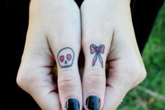 skull-tattoo-on-finger